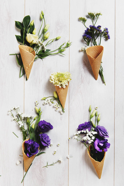 fényes virágok és Ice cream kúp - Fotó, kép