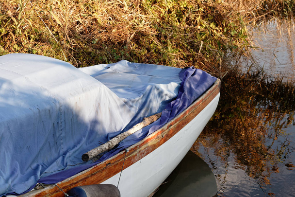 детали ржавой лодки в озере
 - Фото, изображение