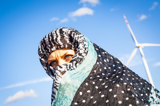 Müslüman kız ve arka planda windturbine - Fotoğraf, Görsel