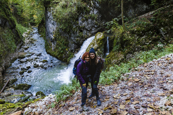 Namoradas em caminhadas de férias em um cânion remoto coberto de musgo
 - Foto, Imagem