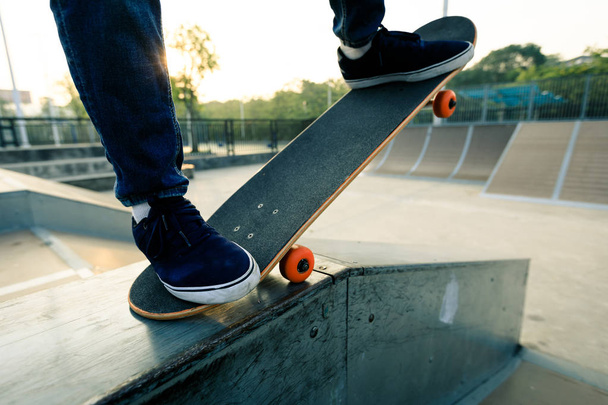 skateboarder legs skateboarding on skatepark ramp - Foto, Imagem