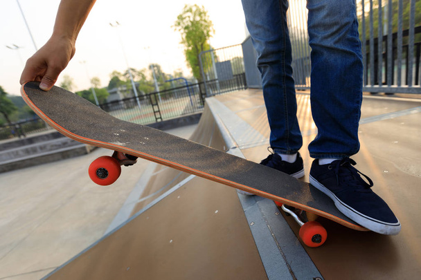 skateboarder legs skateboarding on skatepark ramp - Φωτογραφία, εικόνα