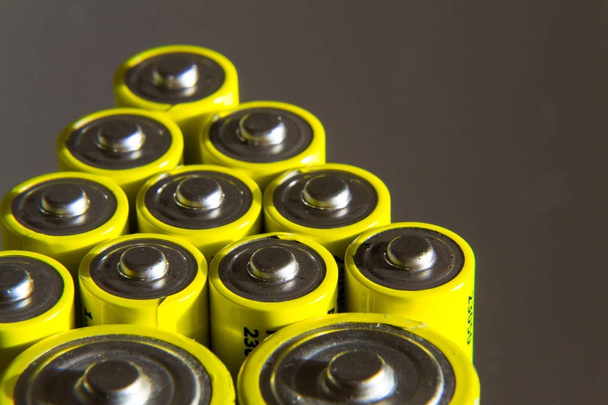 Στοίβα από κίτρινο μπαταρίες Aa κλείστε επάνω, concept για αποθήκευση ηλεκτρικής ενέργειας - Φωτογραφία, εικόνα