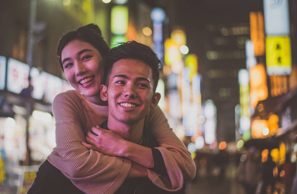 Young japanese couple spending time together in Tokyo - Φωτογραφία, εικόνα
