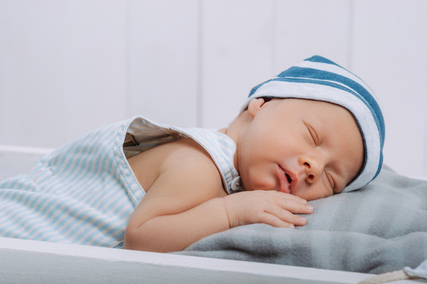 portrét spící nevinné kojenecké dítěte v klobouku - Fotografie, Obrázek