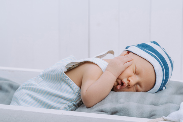 πορτρέτο του ύπνου αθώο βρέφος μωρό με καπέλο - Φωτογραφία, εικόνα