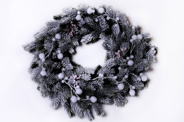 corona de Navidad verde con decoraciones aisladas sobre fondo blanco - Foto, Imagen