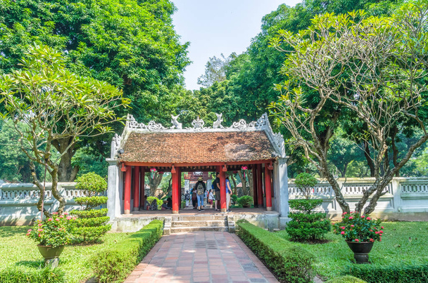 Hanoi,Vietnam - November 1,2017 : Garden of the Temple of Literature, it also known as Temple of Confucius in Hanoi. People can seen exploring around it. - Foto, Imagen