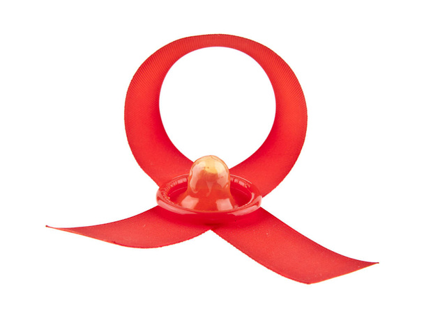 красная лента и презерватив на белом фоне
 - Фото, изображение