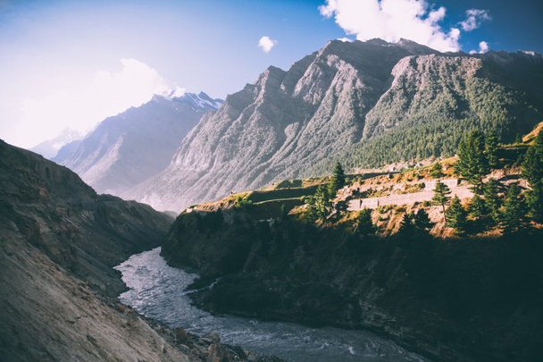 güzel dağ Nehri Vadisi ve görkemli Dağları Hint Himalayalar'nda - Fotoğraf, Görsel