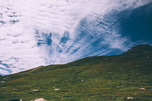 gyönyörű festői hegyi táj, a kék ég és fehér felhők, indiai Himalája, Rohtang-hágó - Fotó, kép