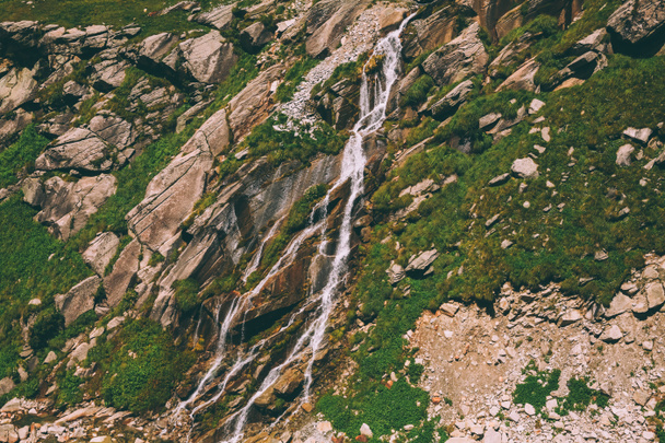 szép kis vízesés sziklák indiai Himalája, Rohtang-hágó   - Fotó, kép