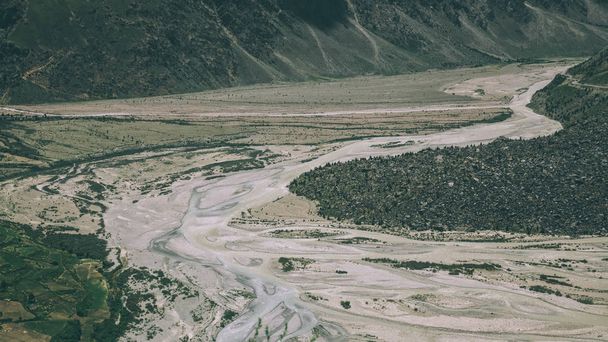 belo rio de montanha no vale cênico no Himalaia indiano, região de Ladakh
 - Foto, Imagem