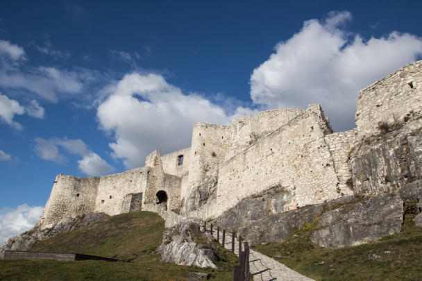 a középkori vár romjai - Fotó, kép
