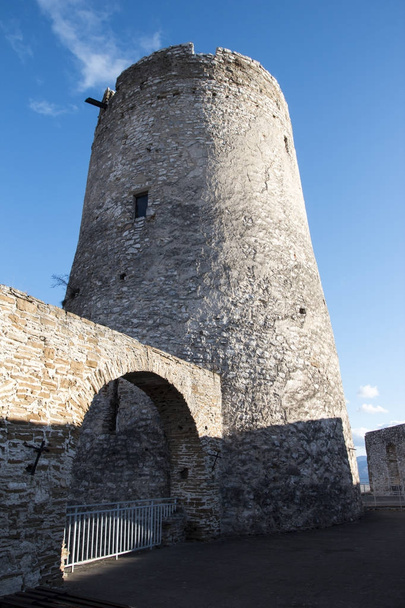 Torre de pedra redonda do castelo medieval
 - Foto, Imagem
