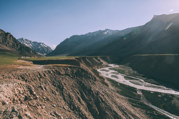 belo vale de montanha com rio no Himalaia indiano, região de Ladakh
 - Foto, Imagem
