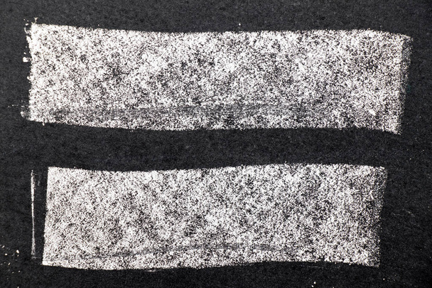 Wit krijt verf textuur op zwarte bord achtergrond voor decoratin of grunge laag - Foto, afbeelding