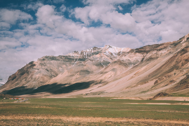 Indiai Himalája gyönyörű festői hegyi táj  - Fotó, kép
