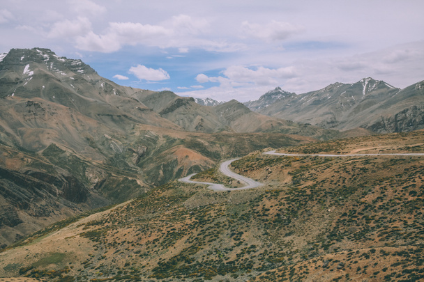 hermoso paisaje de montaña escénico con camino en el Himalaya indio, región de Ladakh
 - Foto, Imagen