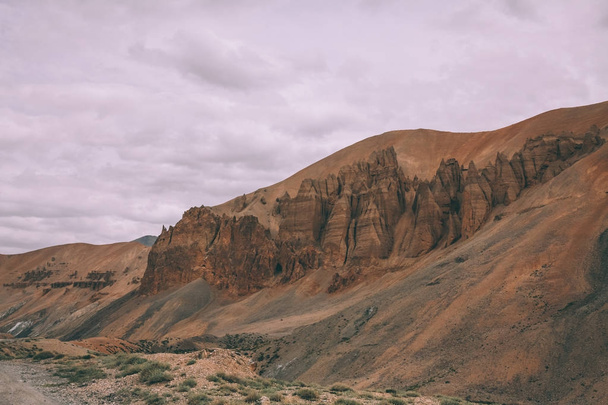 rotsen en majestueuze berglandschap in Indiase Himalaya, Ladakh regio - Foto, afbeelding