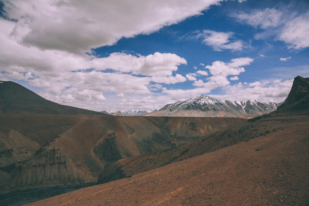 gyönyörű hegyi táj, és a felhős ég indiai Himalája, Ladakh-régió - Fotó, kép