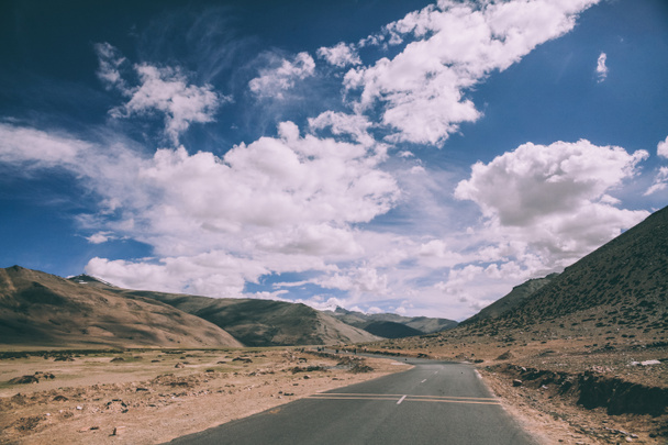 lege asfalt bergweg in de Indiase Himalaya, Ladakh regio  - Foto, afbeelding