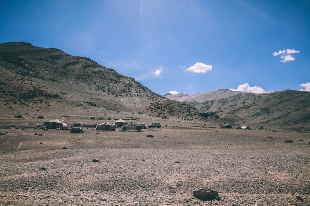 Mountain camp met auto's en tenten in de Indiase Himalaya, Ladakh regio - Foto, afbeelding