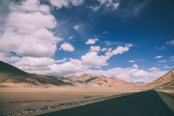 empty asphalt road in mountain valley in Indian Himalayas, Ladakh region  - Φωτογραφία, εικόνα