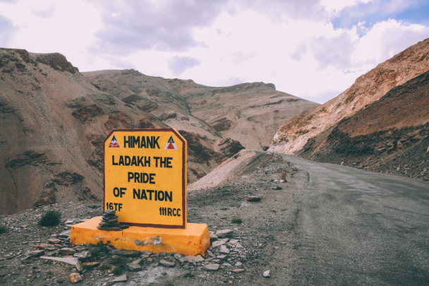 hegyi úton indiai Himalája, Ladakh régió jel kiadványról - Fotó, kép
