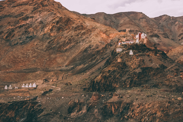 prachtige rocky mountains met traditionele architectuur in de Indiase Himalaya, Ladakh regio - Foto, afbeelding