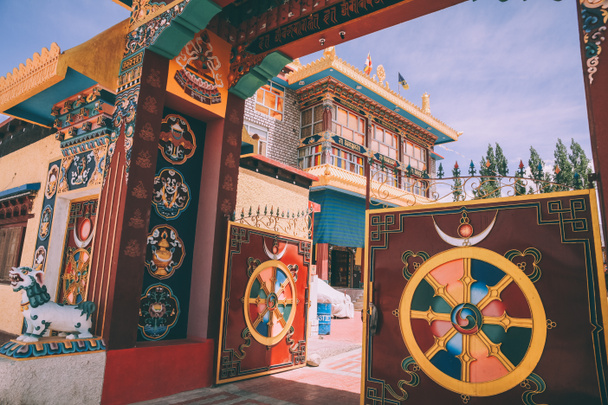 nyitott kapuk és a bejáratnál, hogy a Leh város indiai Himalája  - Fotó, kép
