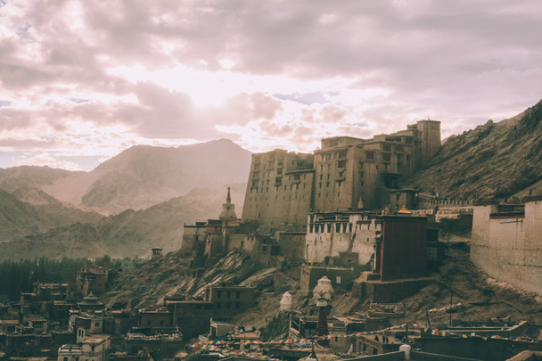 Città di Leh paesaggio urbano in Himalaya indiano
  - Foto, immagini