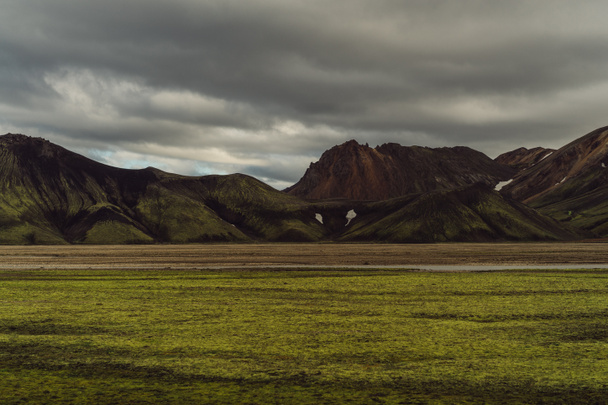 fenséges táj, zöld dombok, Izland   - Fotó, kép