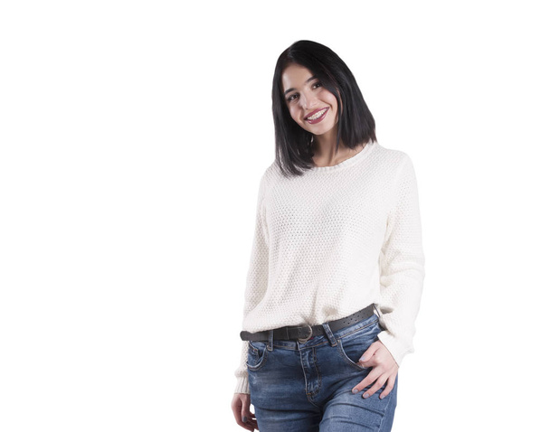hermosa chica morena, tirantes en un suéter blanco en jeans aislados
 - Foto, Imagen