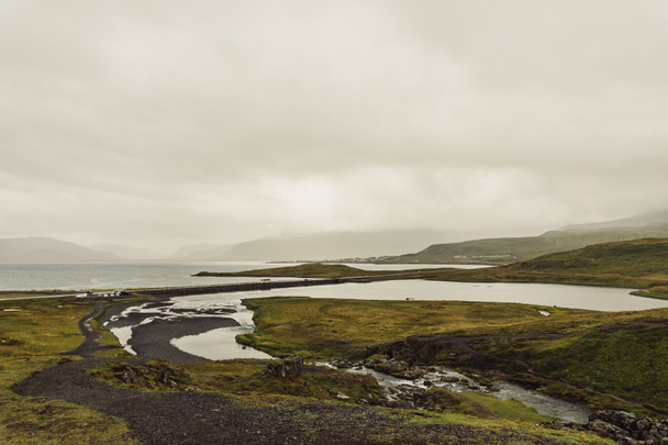 csodálatos táj, a folyó és a füves dombok, Izland  - Fotó, kép