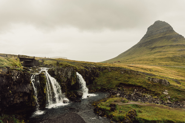 дивовижний краєвид з величним мальовничий водоспад в Ісландії  - Фото, зображення
