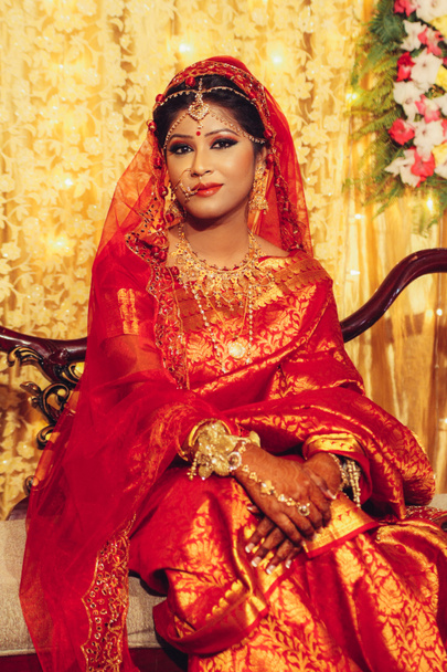 portrait of beautiful indian woman in traditional clothes looking at camera - Valokuva, kuva