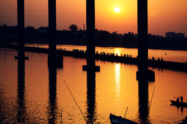 Rivière Ganges et les gens au lever du soleil à Varanasi, Inde
 - Photo, image