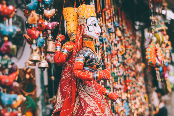 vista close-up de decorações coloridas penduradas em Rajasthan, Pushkar
 - Foto, Imagem