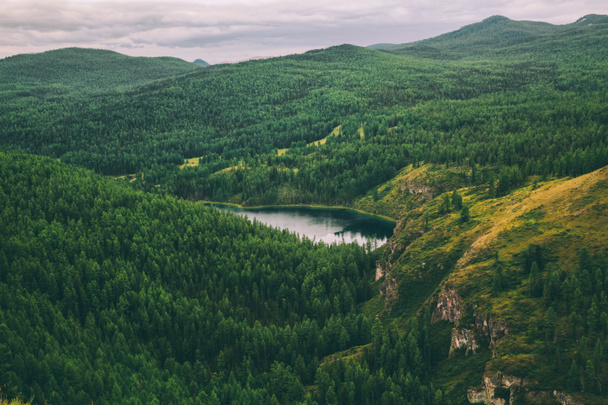 majesteettinen vuoret puiden peitossa ja kaunis vuori järvi Altai, Venäjä
 - Valokuva, kuva