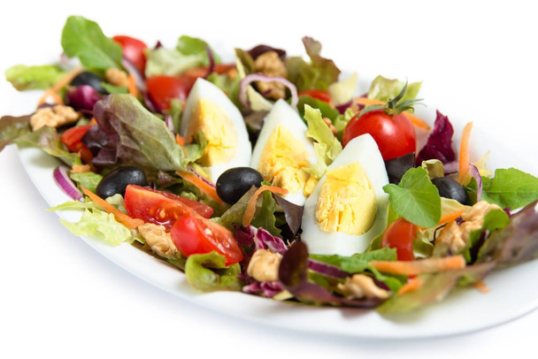 Tuore salaatti sekoitettuina vihanneksia ja kovaksi keitettyjä munia
 - Valokuva, kuva
