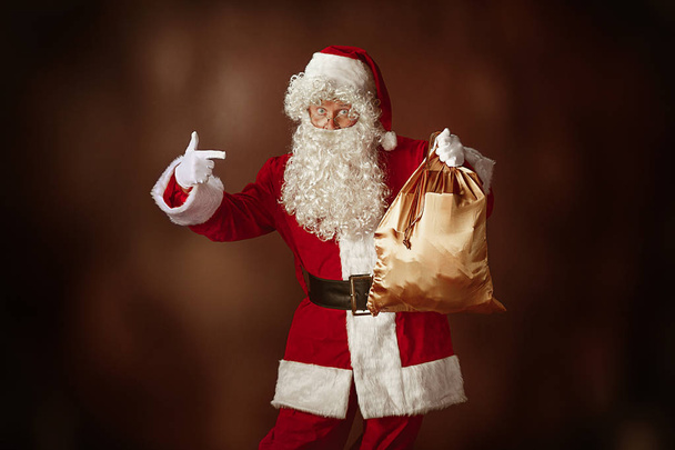 Retrato del hombre disfrazado de Papá Noel
 - Foto, Imagen