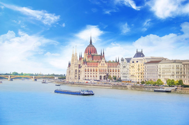 Gyönyörű kilátás nyílik a magyar Országgyűlés, Budapest, Magyarország a Danube vízparton - Fotó, kép