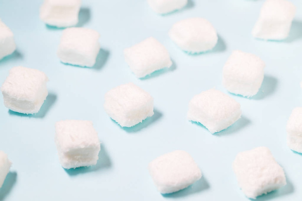 Groep van de Marshmallow snoepjes op blauwe achtergrond - Foto, afbeelding