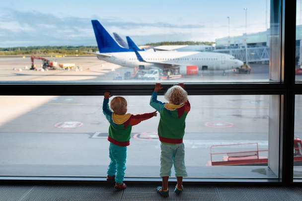 Kinderen reizen en vliegen. Kind op vliegtuig op luchthaven - Foto, afbeelding