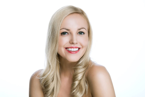 Portret van een mooie blonde op een witte achtergrond - Foto, afbeelding