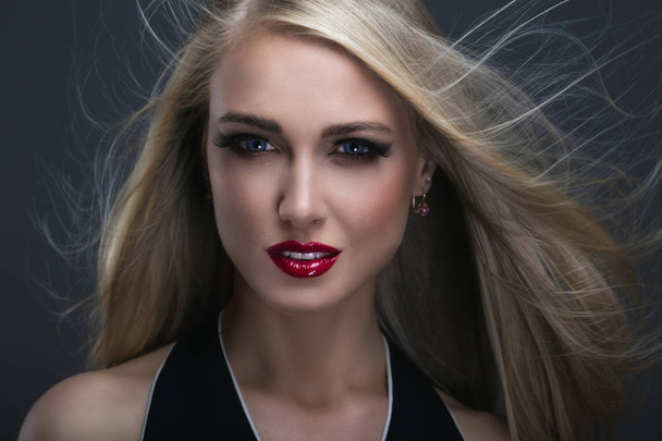 Portrét krásné blond s červenými rty - Fotografie, Obrázek