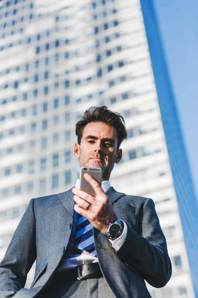 portrait of a businessman who handles a cellphone - Foto, Imagem