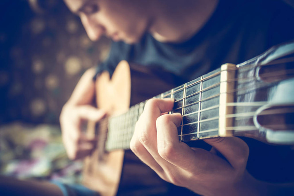μουσικός παίζοντας ακουστική κιθάρα, ζωντανή μουσική στο παρασκήνιο - Φωτογραφία, εικόνα