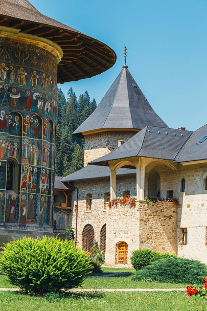 El monasterio de Sucevita es un monasterio ortodoxo rumano situado en la comuna de Sucevitai, Rumania.
 - Foto, imagen